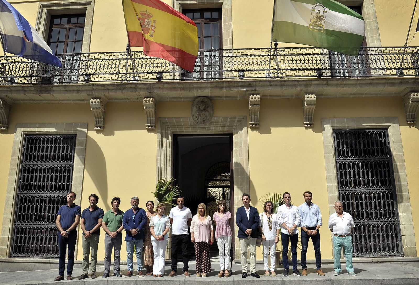 Concentración conmemorativa del 25 aniversario del asesinato de Miguel Ángel Blanco en la puerta del Ayuntamiento de Jerez.