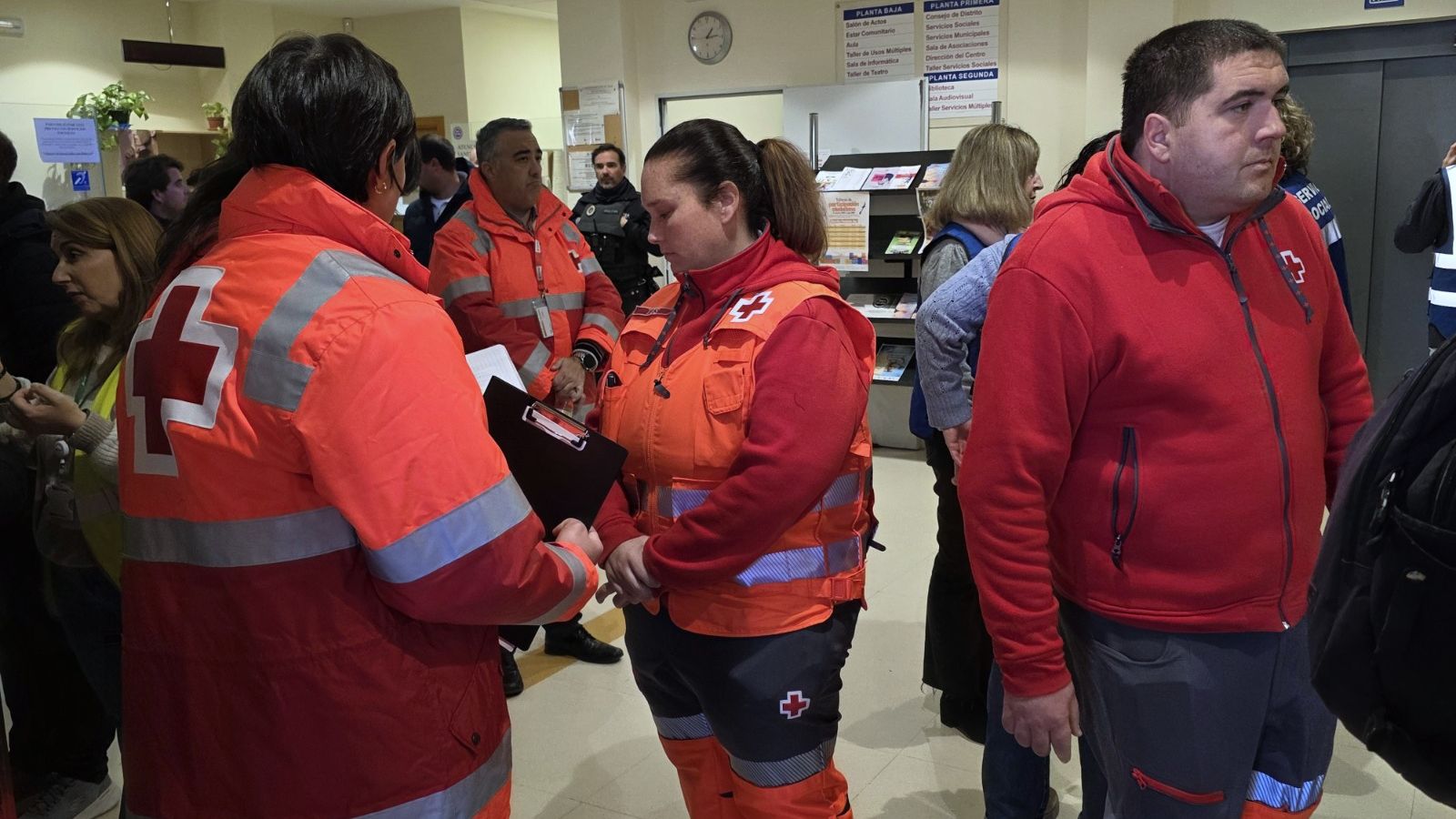 Efectivos de Cruz Roja en el centro cívico Poniente Sur.
