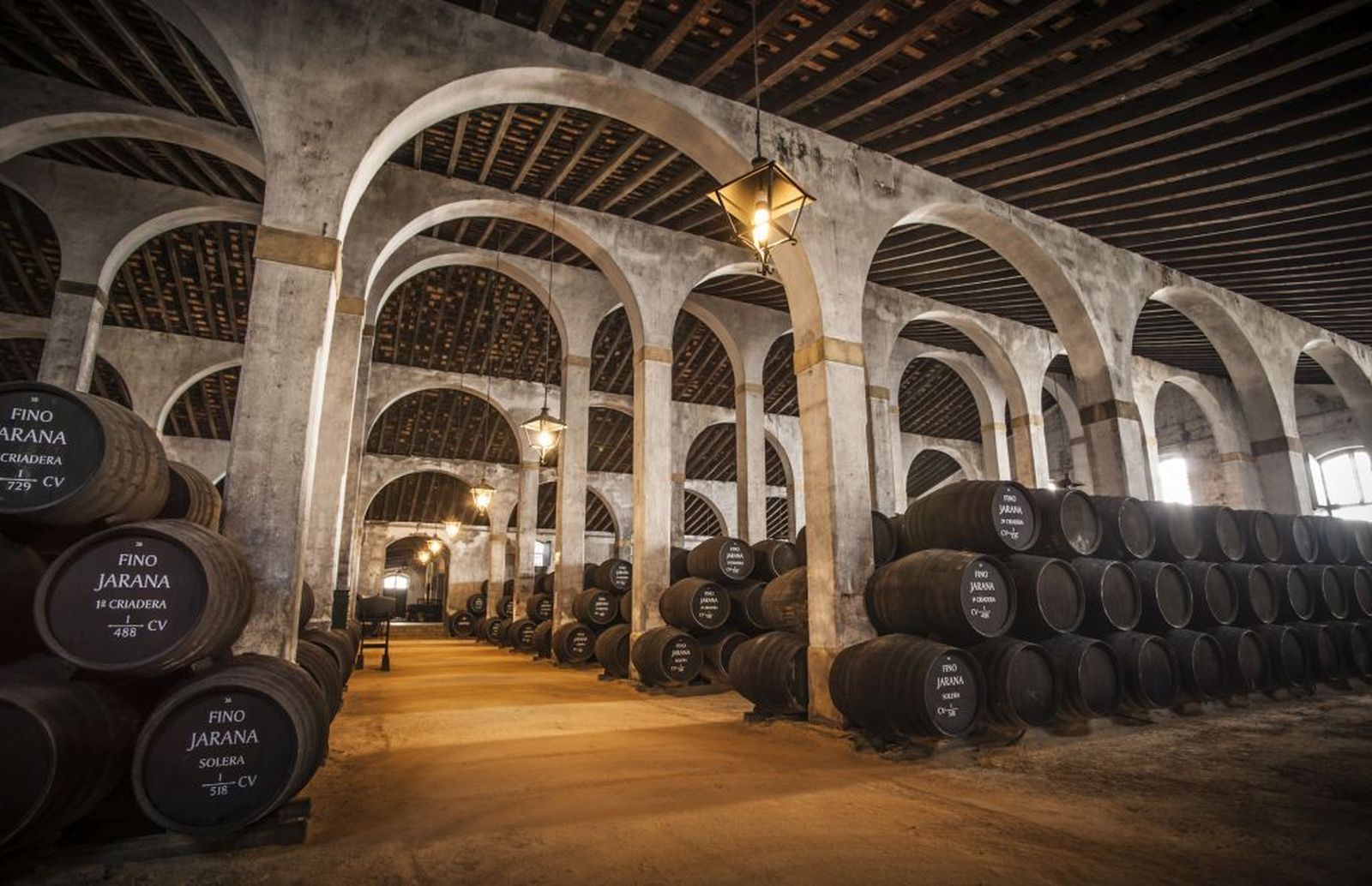 Bodegas Lustau en Jerez, pertenecientes a la empresa Luis Caballero, que compite como firma exportadora.
