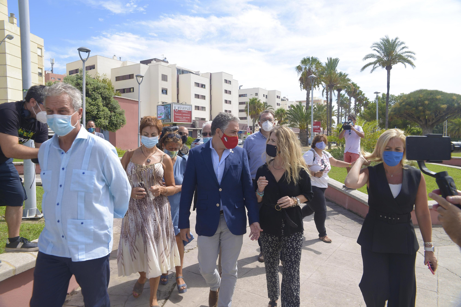 Elías Bendodo conversa con Ana Mestre a su llegada a La Línea.