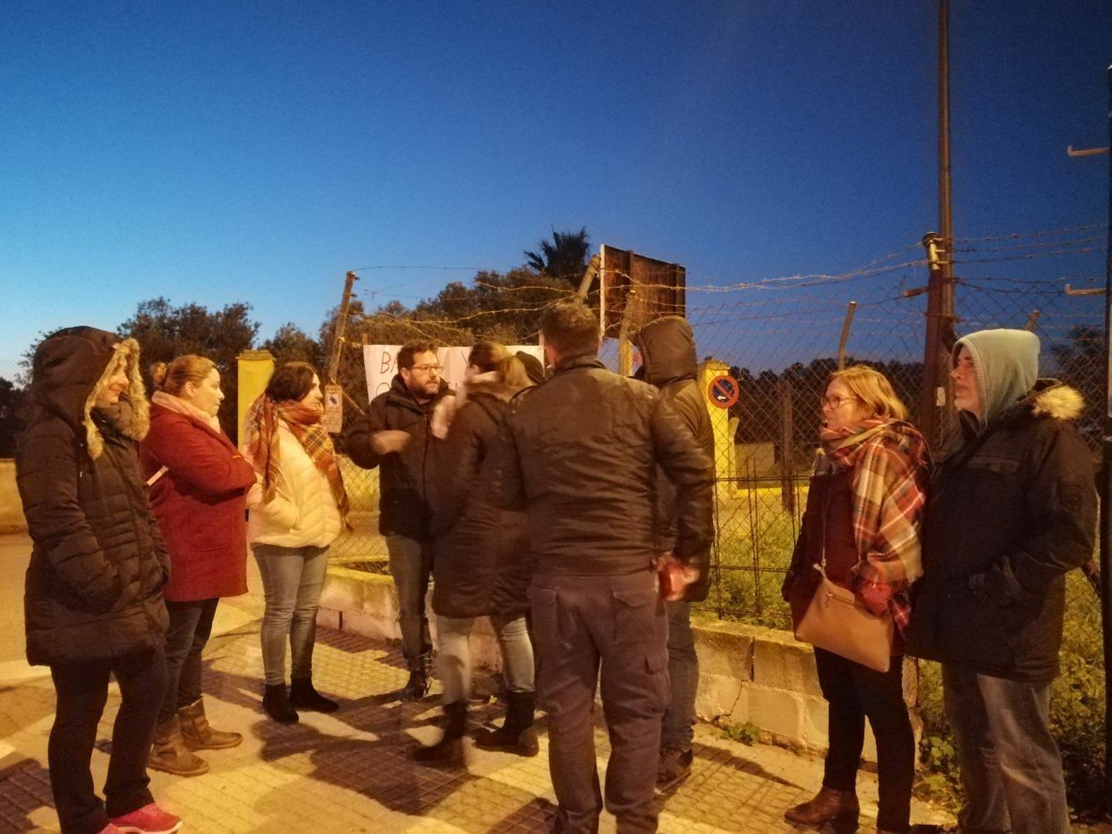 El diputado de Adelante Andalucía, José Ignacio García, reunido con los trabajadores del cuartel de Camposoto a las puertas del centro.