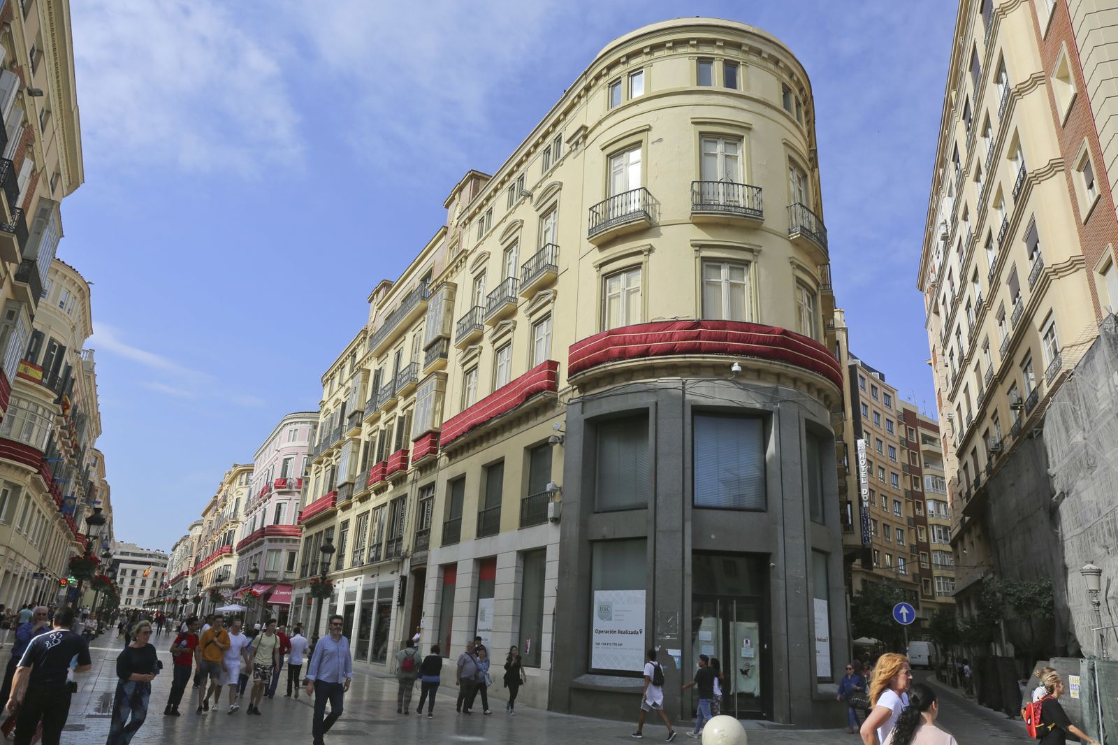 El local que fue ocupado por el Banco Santander, y más arriba, el de Berskha, que acogerán la nueva gran tienda de Massimo Dutti.