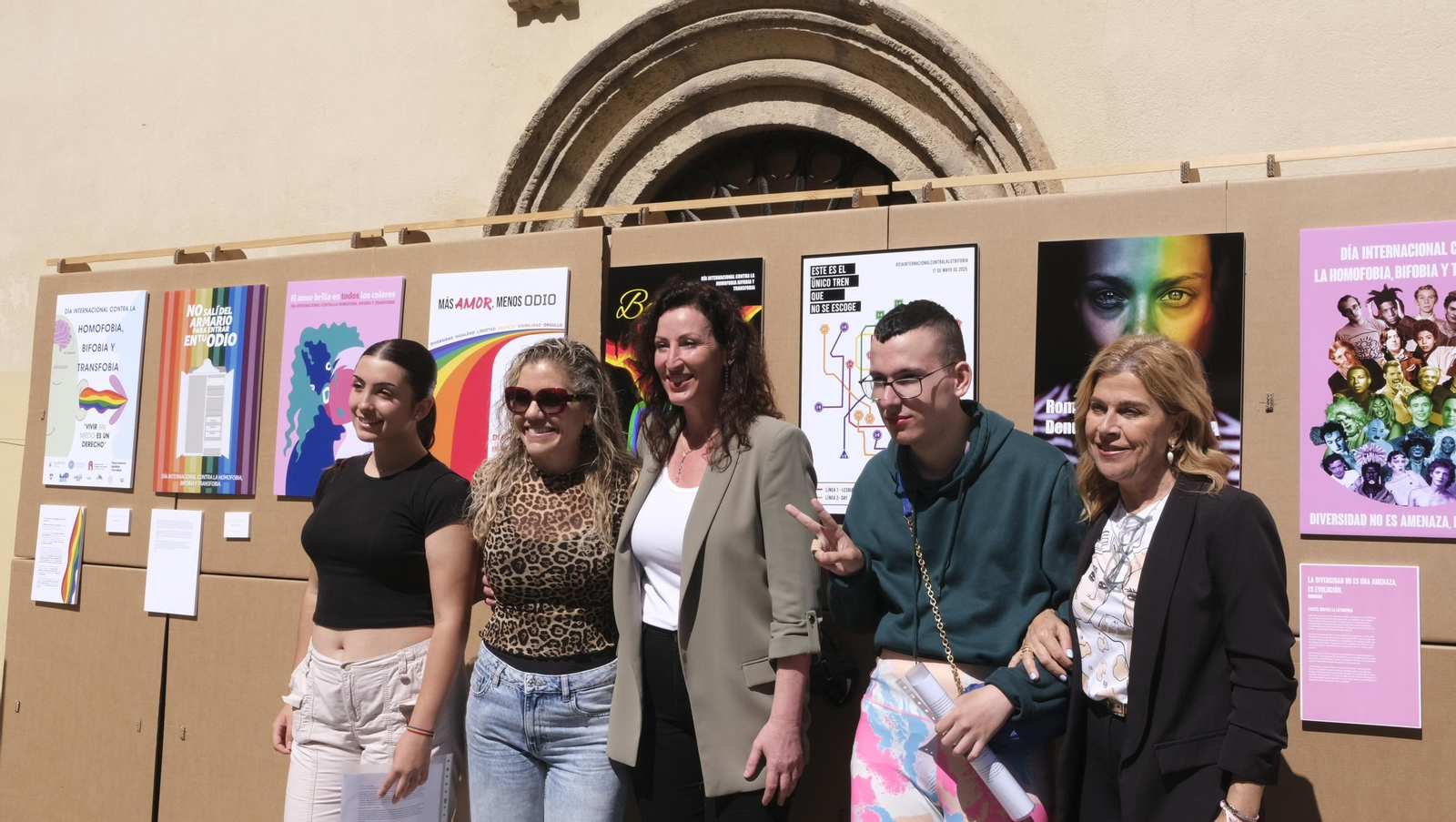 Lectura del manifiesto del Día Internacional contra la Homofobia en Almería, en imágenes