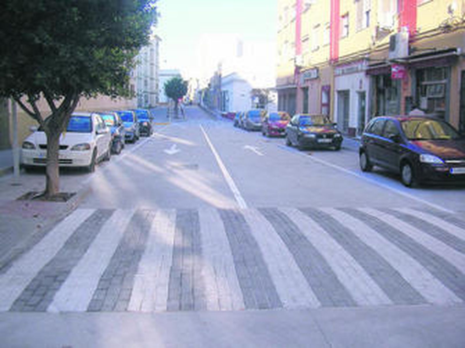 Los pasos de peatones han quedado adoquinados y enrasados con la acera.