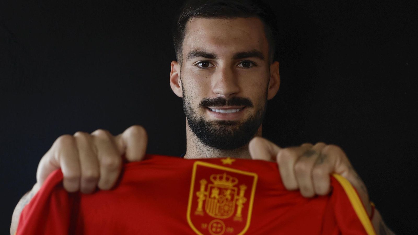 Álex Baena posa con la camiseta de la Selección Española. Álex Baena posa con la camiseta de la Selección Española.