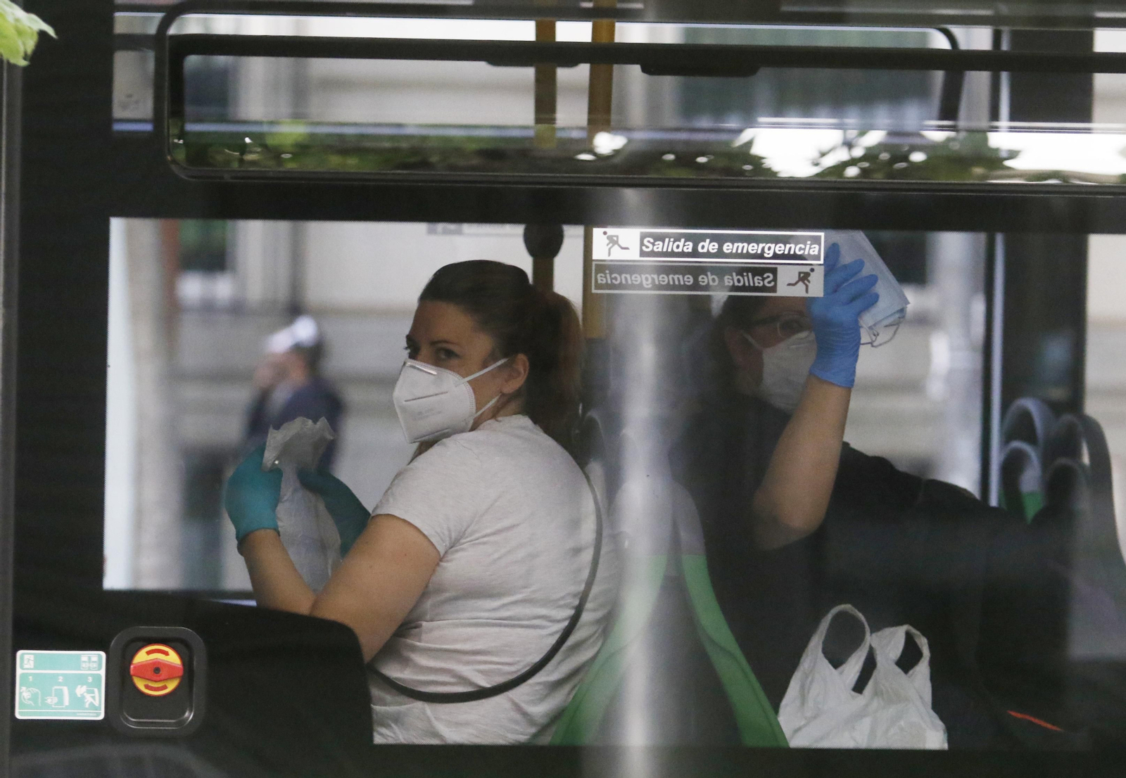 Dos mujeres con mascarilla en un autobús de Aucorsa.