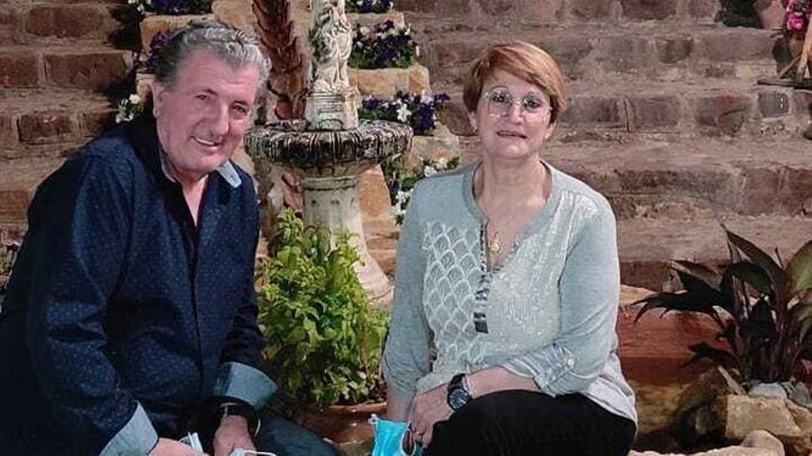 Antonio Gallego, junto a su mujer, en una imagen reciente.