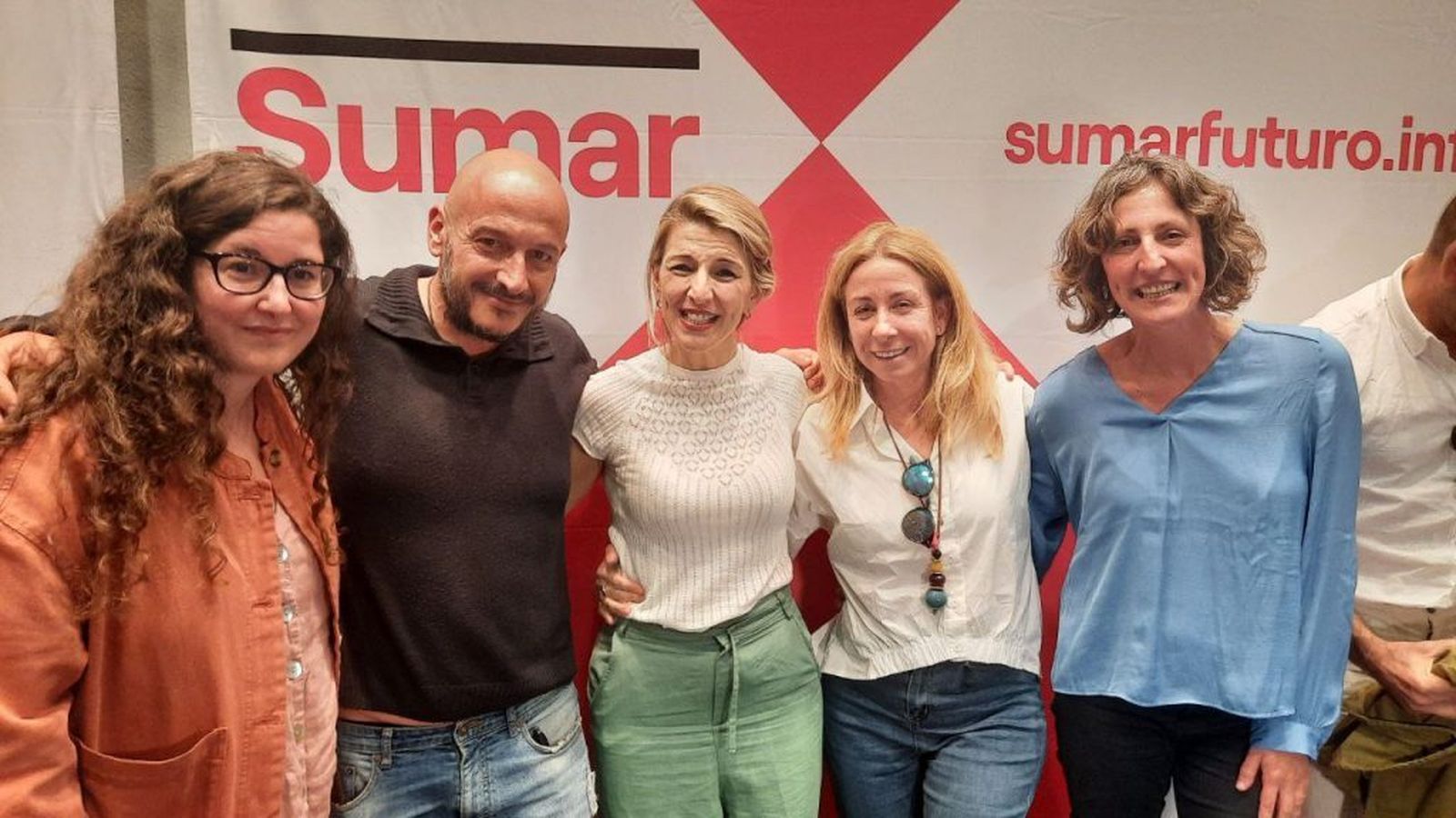 Teresa Chamizo a la izquierda de Yolanda Díaz en la presentación de Sumar en Sevilla.