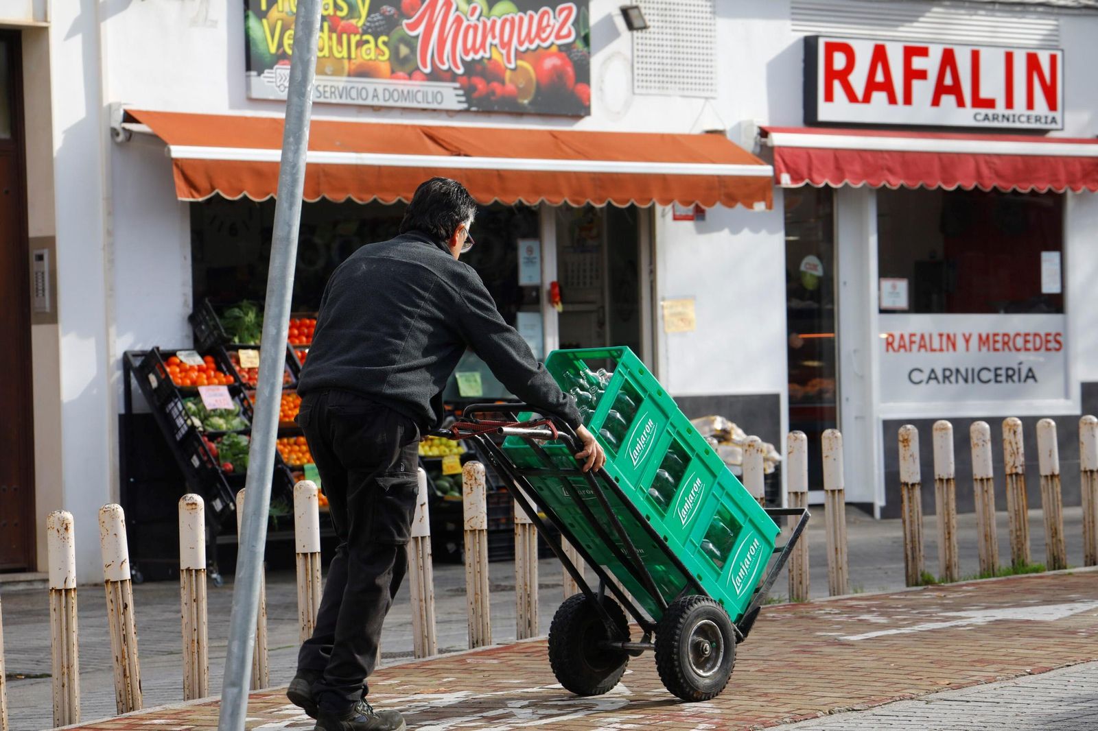 Un trabajador con una carretilla en Córdoba.