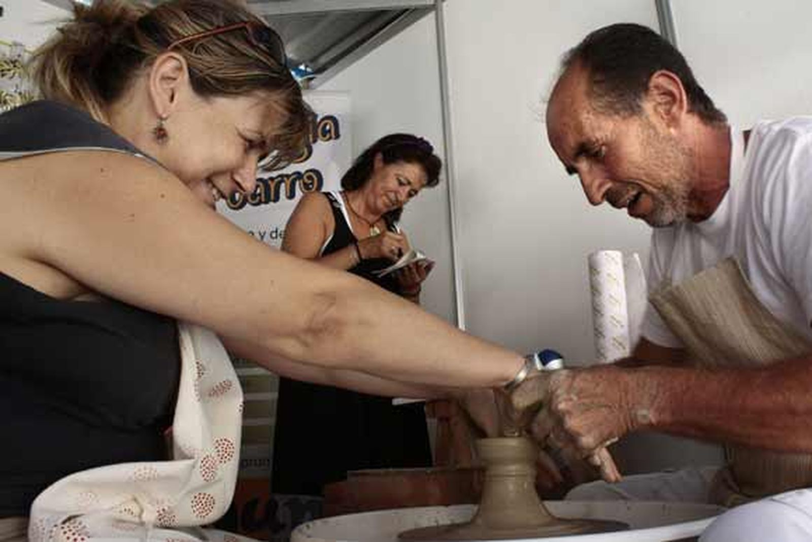 La Catedral despierta rodeada de ánforas, vasijas, botijos, útiles de cocina y macetas de barro

Foto: Almudena Torres