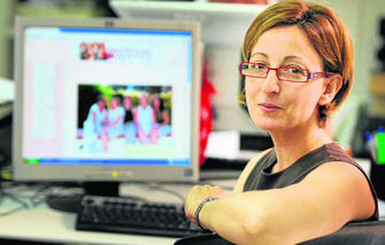 Mª Luisa Muñoz, webmaster y creadora de www.autenticasmujeres.com, posa frente a la pantalla.
