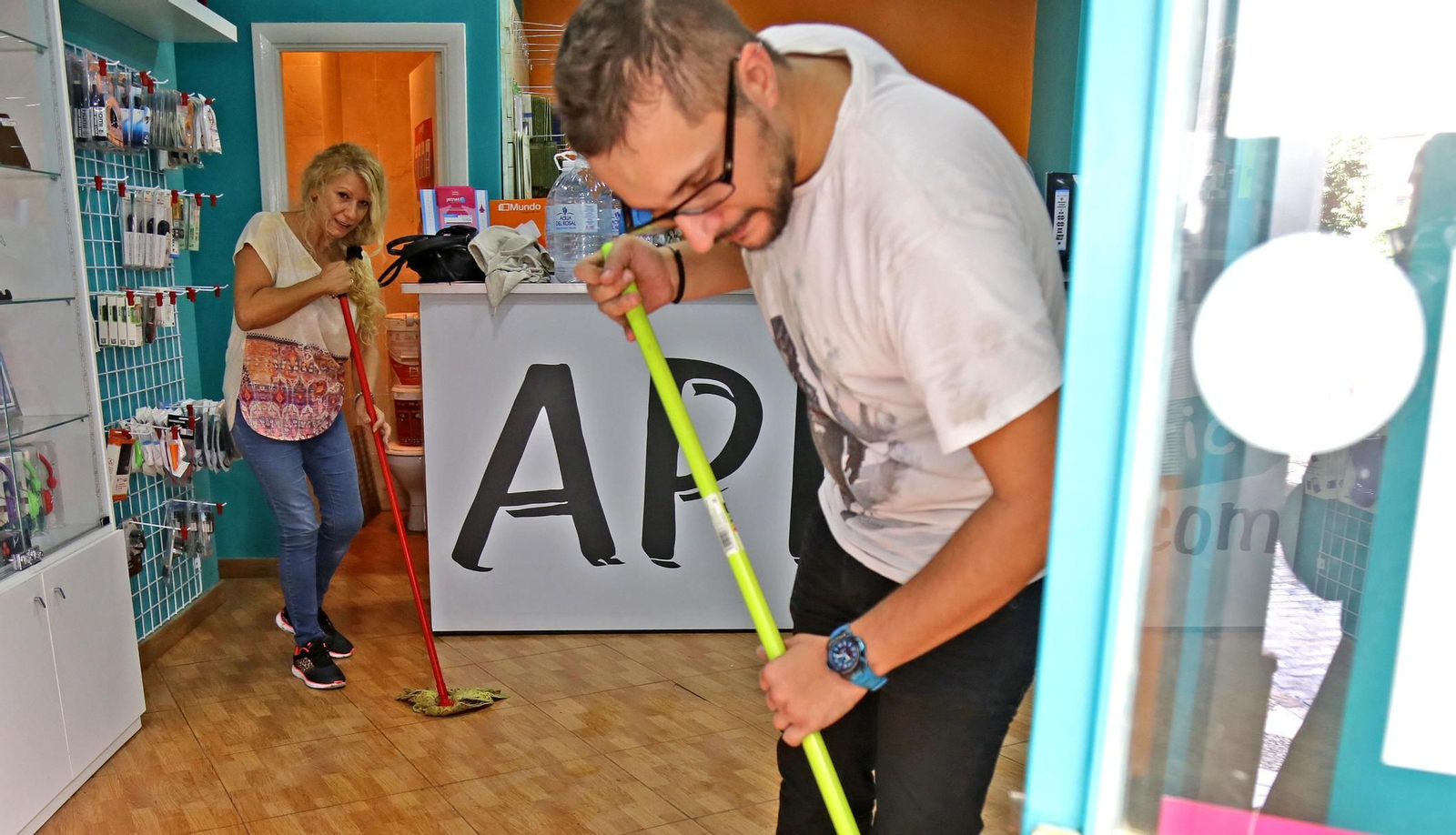 La tienda de informática ‘App’, en calle Honda, una de las zonas más afectadas.