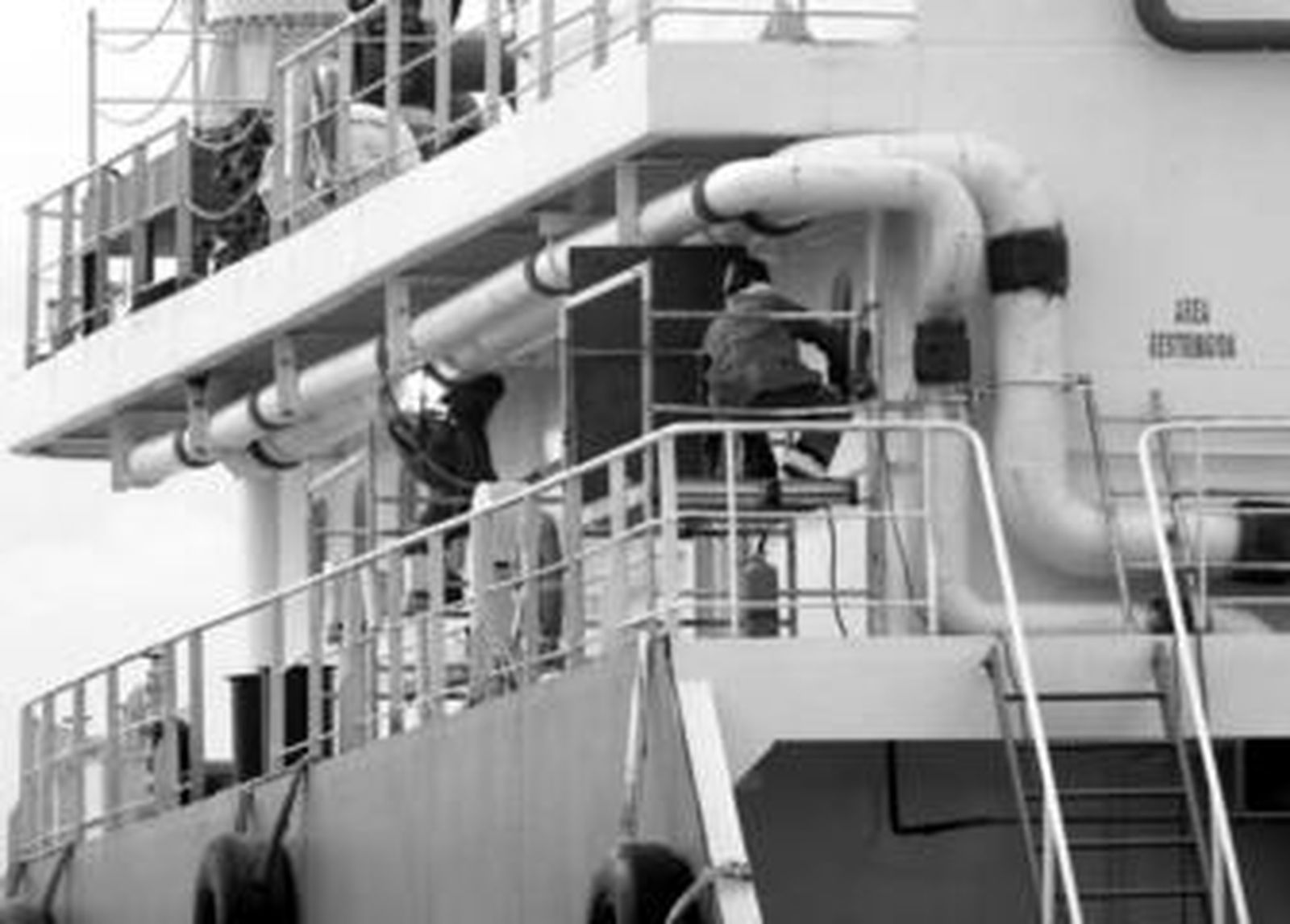 Personal de un buque, en sus tareas.