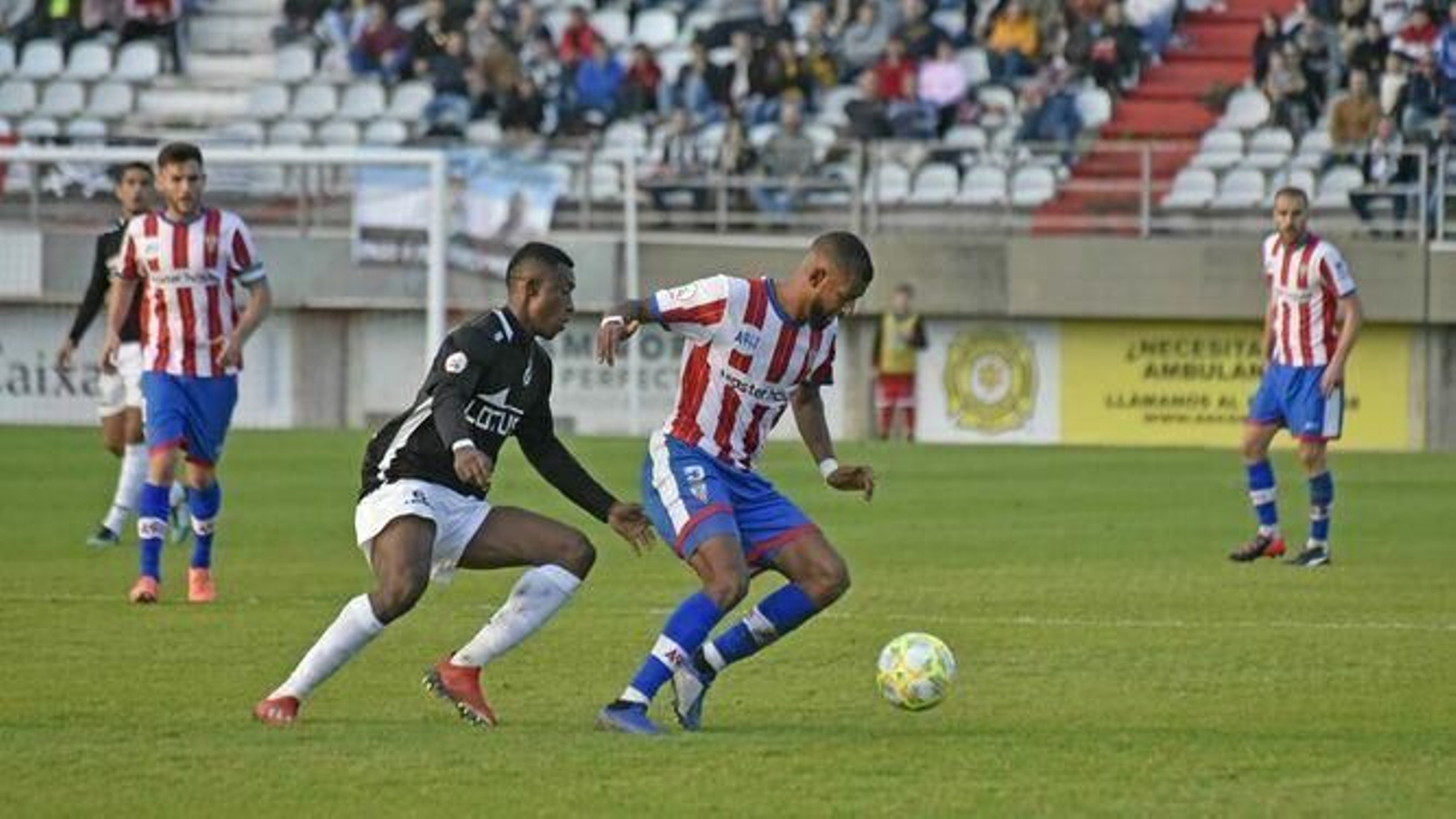 Bandaogo persigue a Pablo de Castro en el Algeciras-Balona del pasado ocho de diciembre