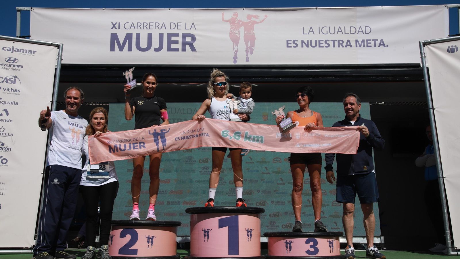 La entrega de trofeos en esta XI Carrera de la Mujer. La entrega de trofeos en esta XI Carrera de la Mujer.