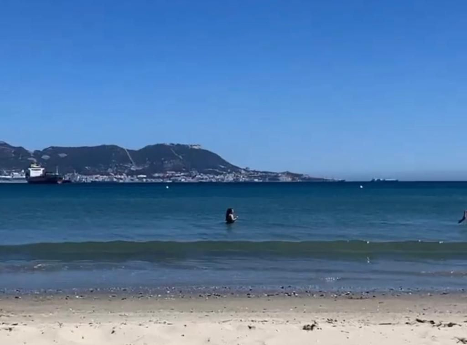 El Peñón de Gibraltar desde la playa de El Rinconcillo.