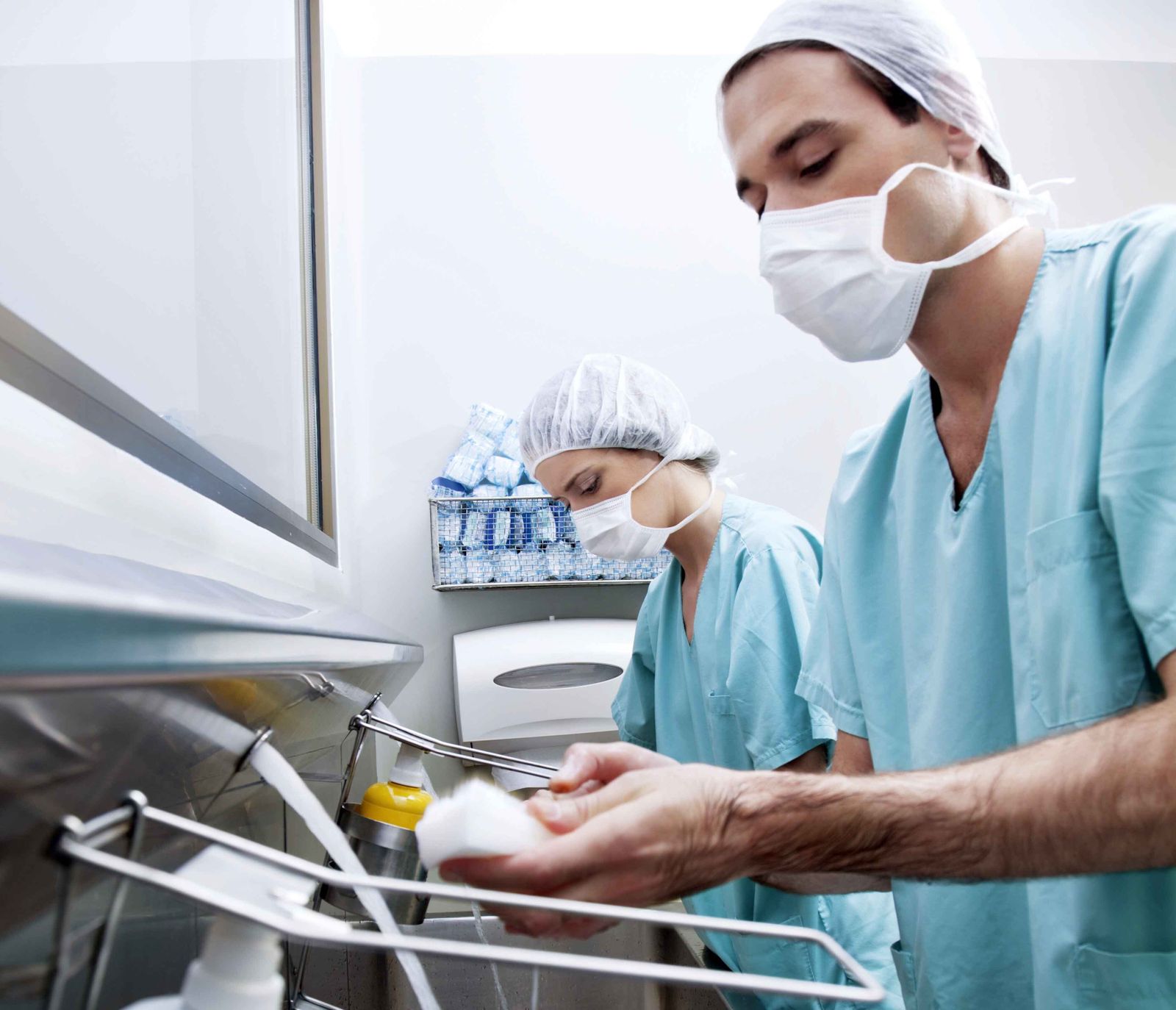 Técnicos y enfermeros trabajan a diario codo con codo.