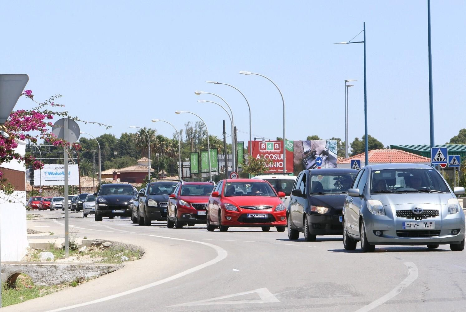 Caravana en la carretera del Molino Viejo que conduce a La Barrosa.