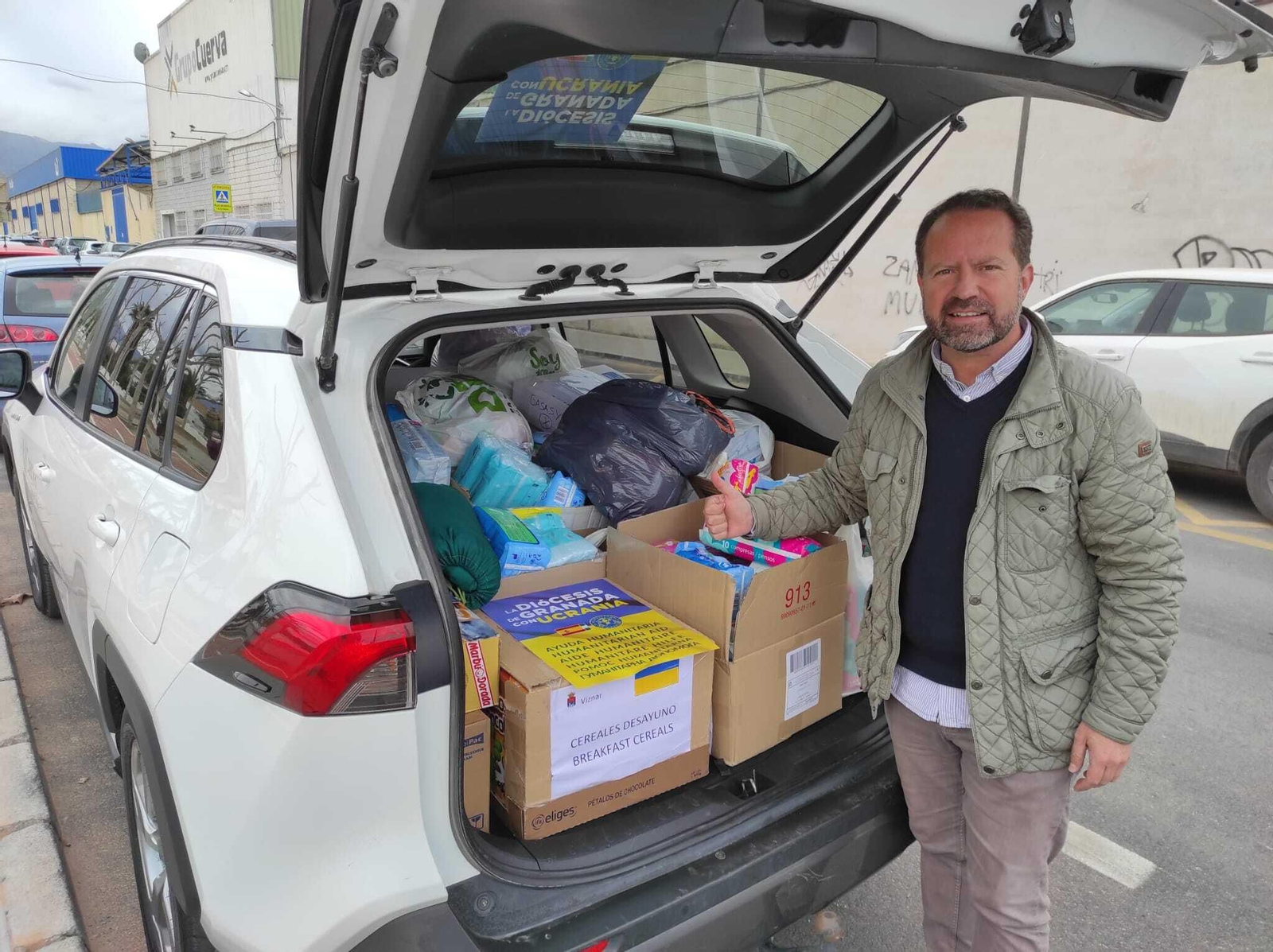 El vehículo va cargado de ayuda humanitaria y servirá para recoger a una familia ucraniana