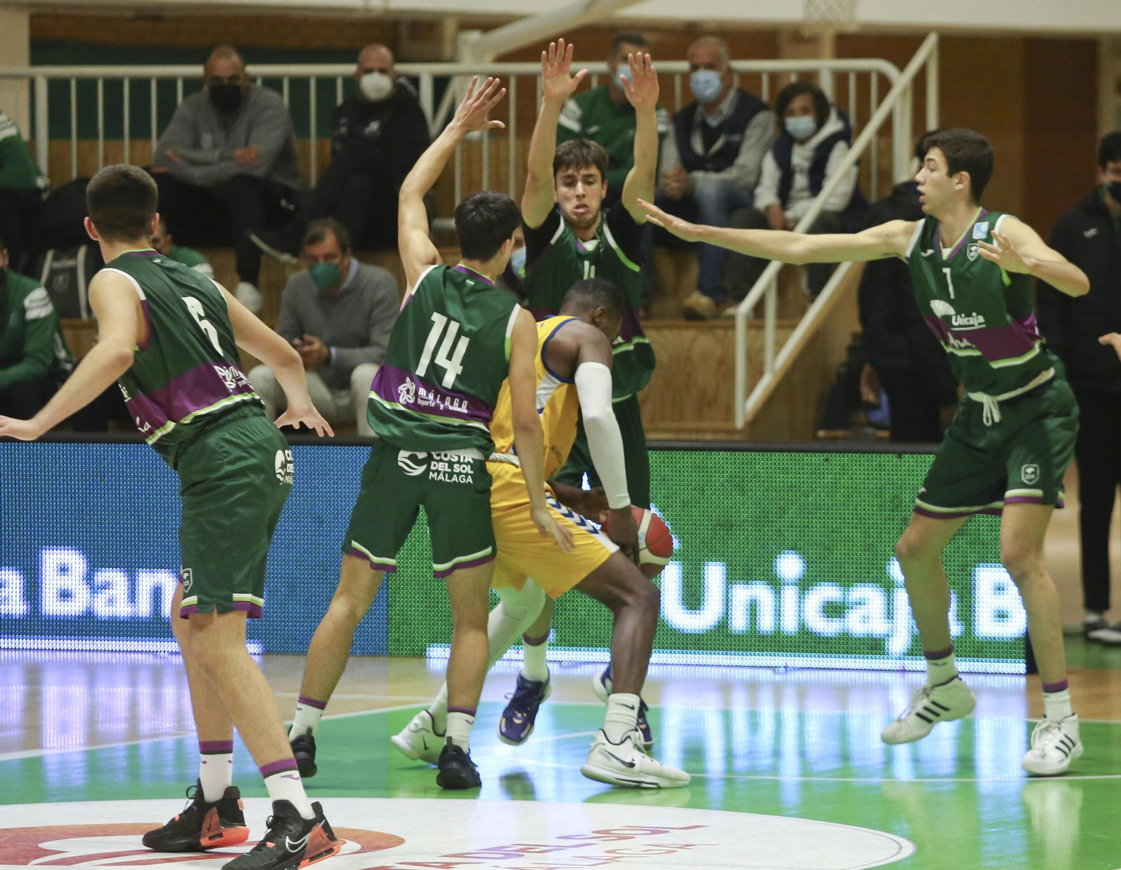 El Novaschool se lleva el derbi ante el Unicaja en Los Guindos