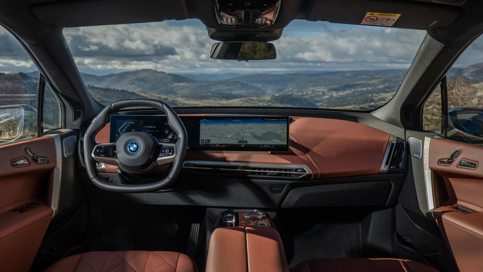 Sin casi mandos físicos, la selección de las funciones -y tiene a decenas- han de pasar por la pantalla central, de enormes dimensiones. Puede manejarse táctilmente, con la voz o recurriendo al mando iDrive. También tiene capacidad de aprendizaje.