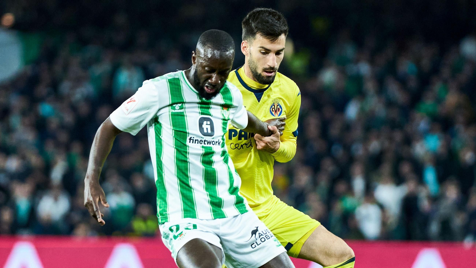 Sabaly defiende un balón la temporada pasada en el Villamarín ante Baena