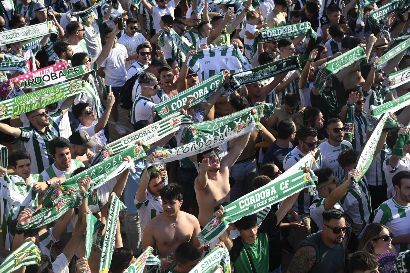 Las mejores imágenes del espectacular recibimiento a los jugadores del Córdoba CF antes de la final por el ascenso