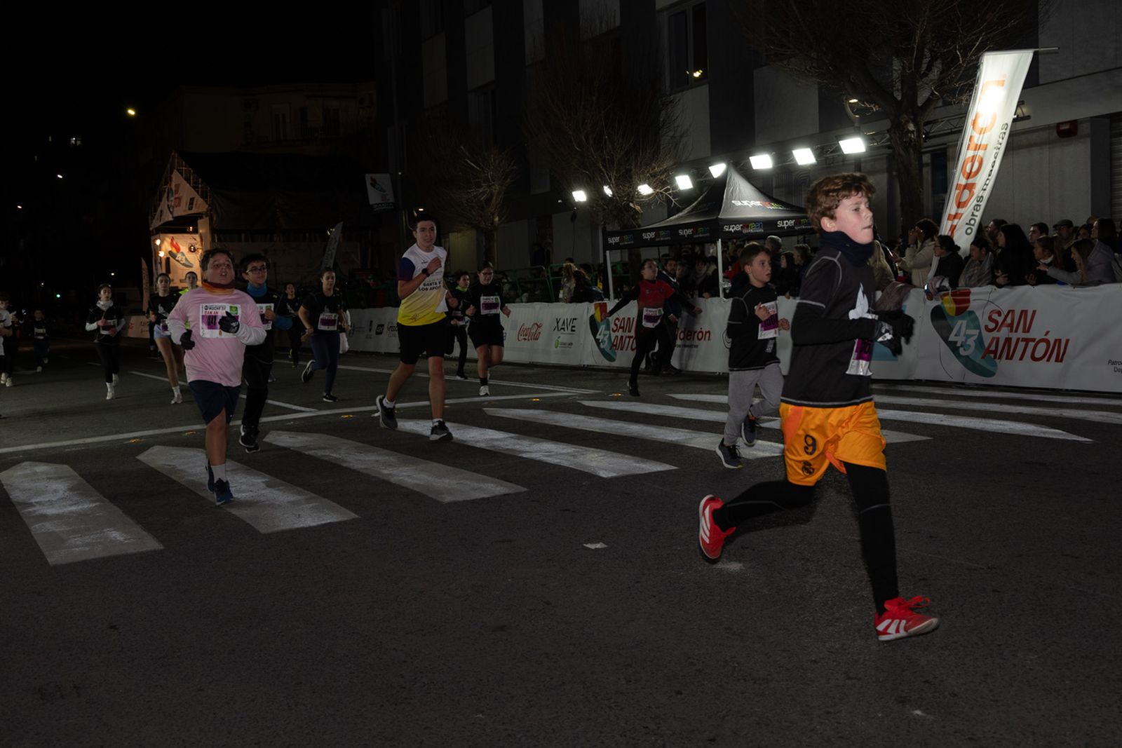 En imágenes: 2.000 atletas brillan con luz propia en la infantil de la Carrera de San Antón 2026