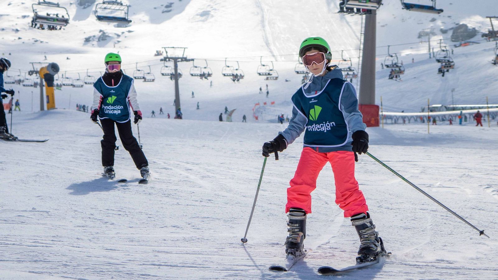 Dos jóvenes participantes en el Campus Nieve esquían en Sierra Nevada