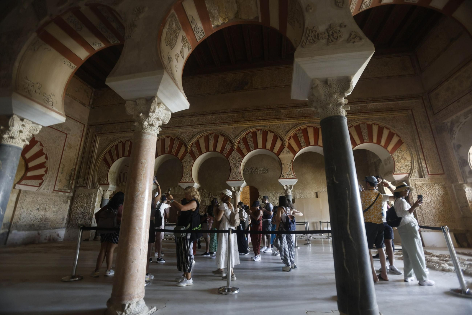 Visitantes en el Salón Rico de Medina Azahara