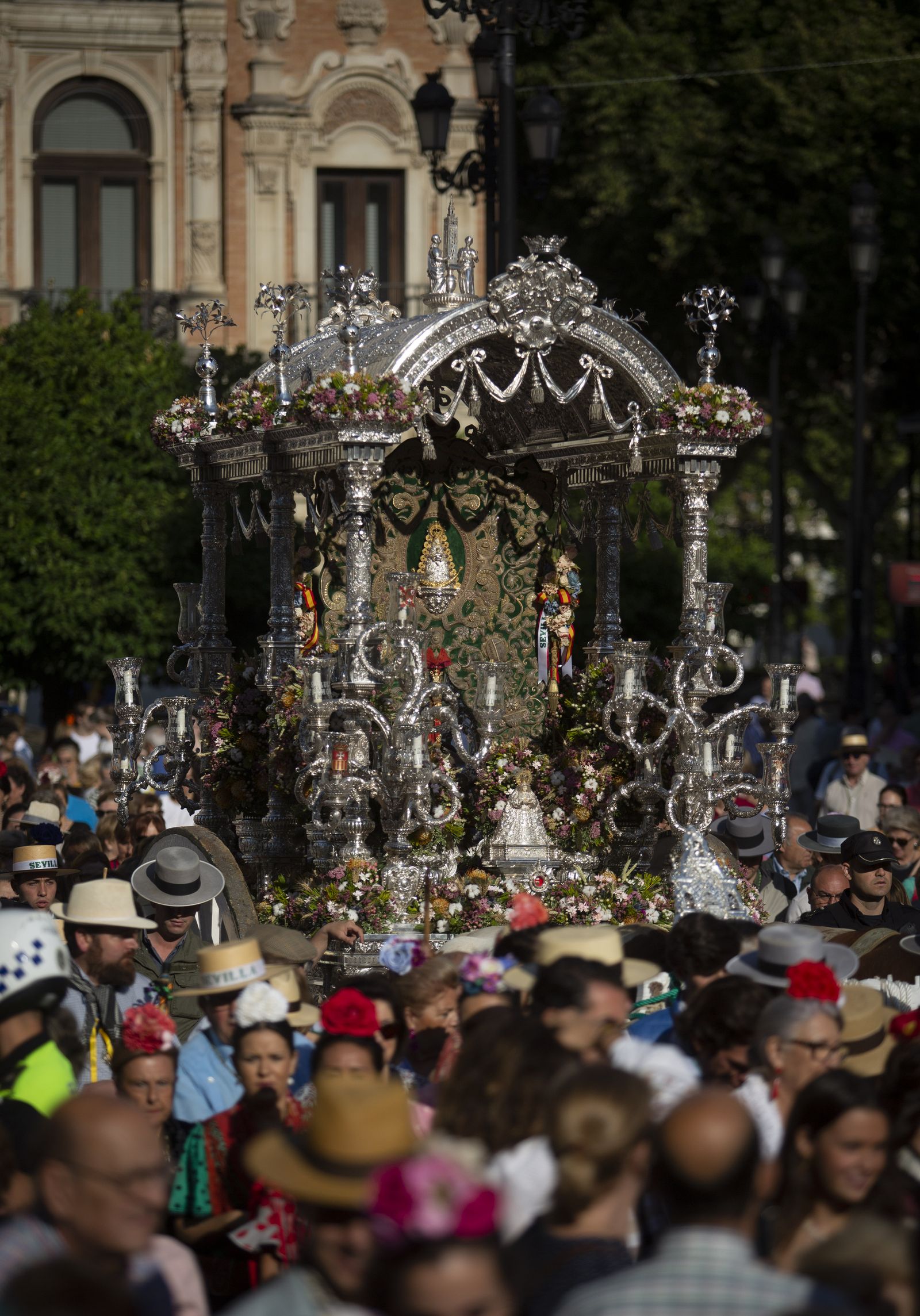 Salida de la Hermandad de Sevilla hacia El Rocío