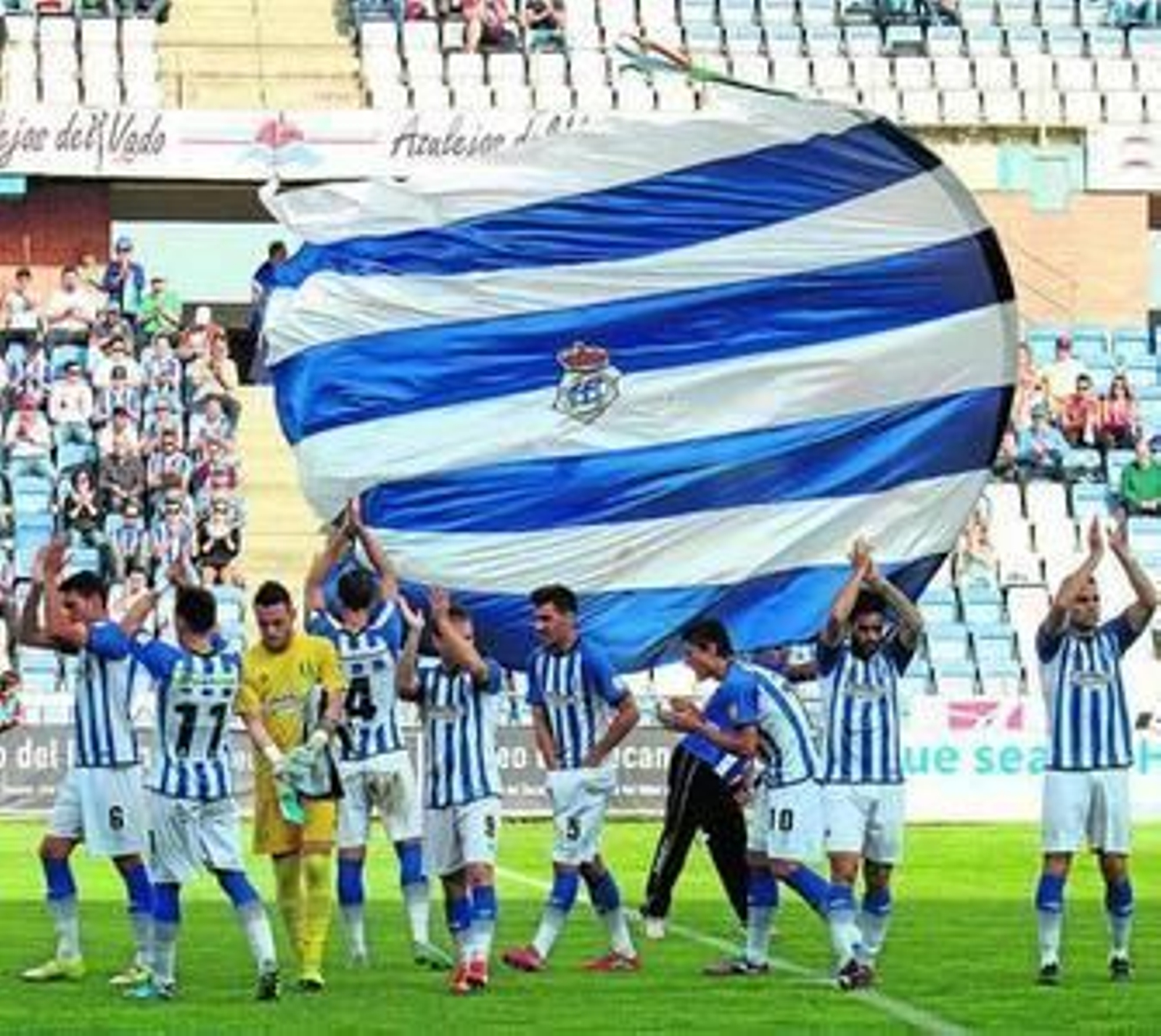 Los jugadores del Recre saludan al público antes de iniciar el partido del domingo ante el Cartagena.