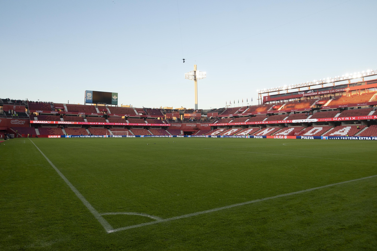 Las imágenes de la suspensión del Granada - Athletic por la muerte de un aficionado