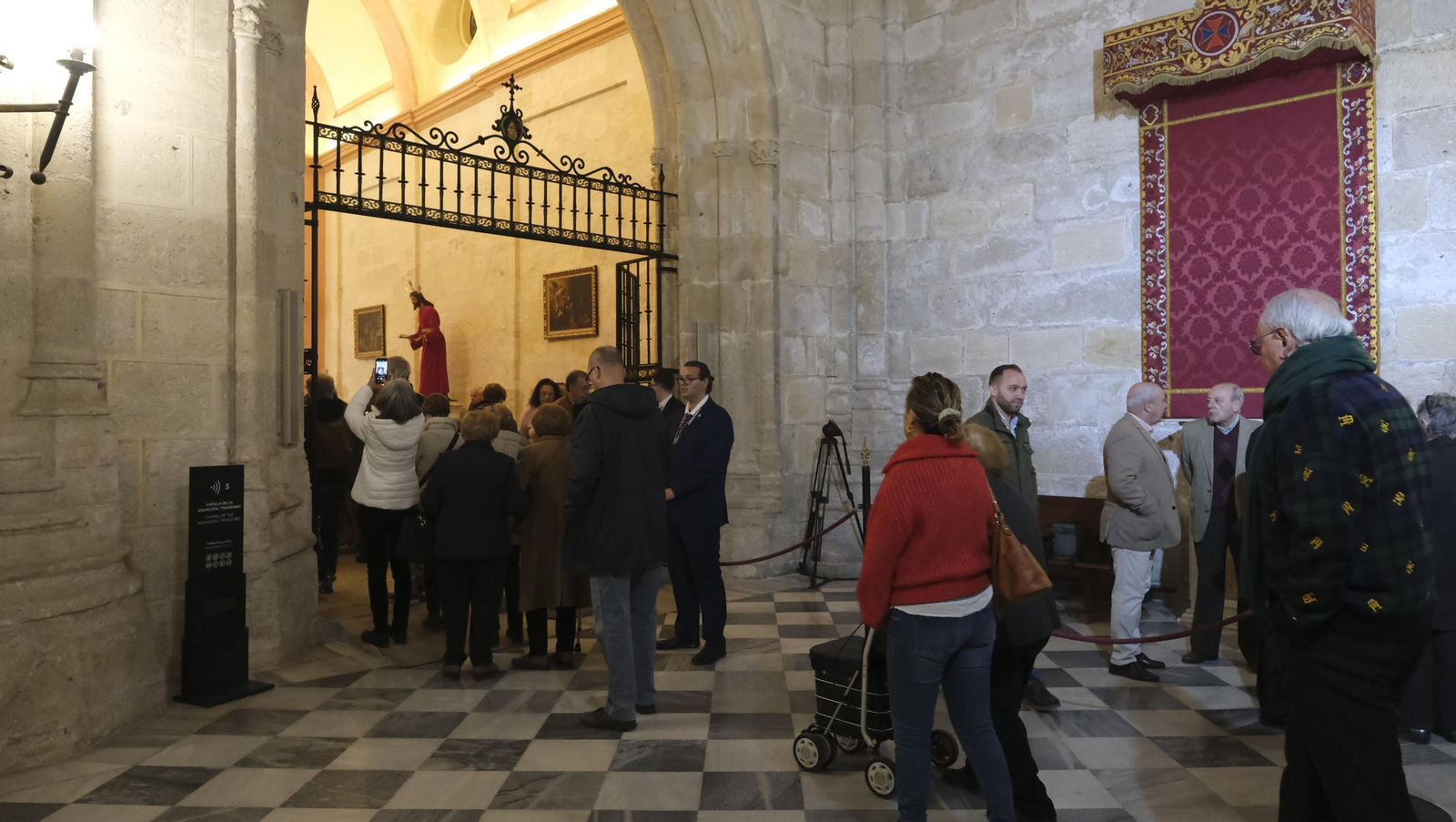 Imágenes del multitudinario besapiés del Cristo de Medinaceli en la Catedral de Almería