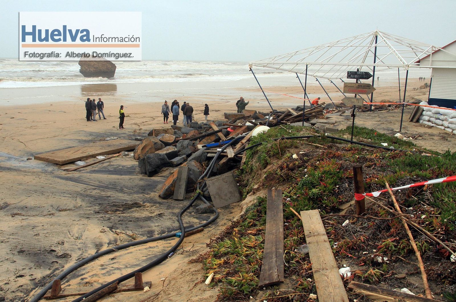 Imágenes del temporal de viento y lluvia en la playa de Matalascañas
