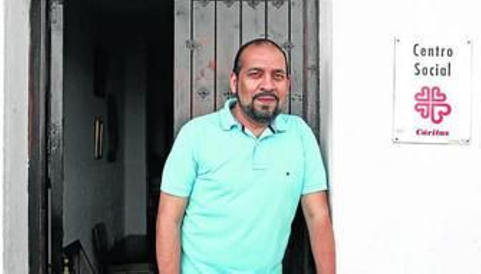 El párroco, Yelman Bustamante, en la sede de Cáritas de Los Barrios.