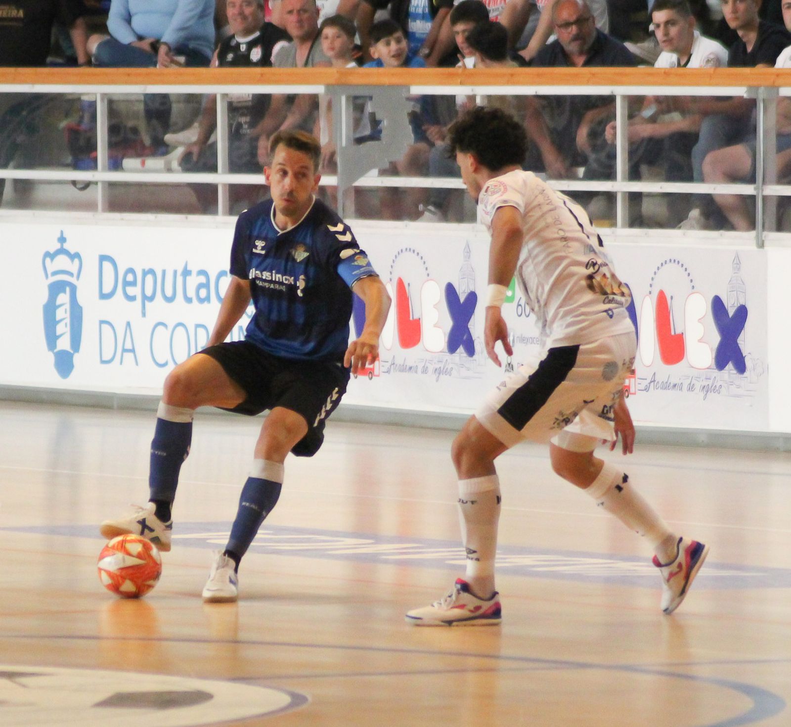 El capitán bético Lines presionado por un jugador del Noia.