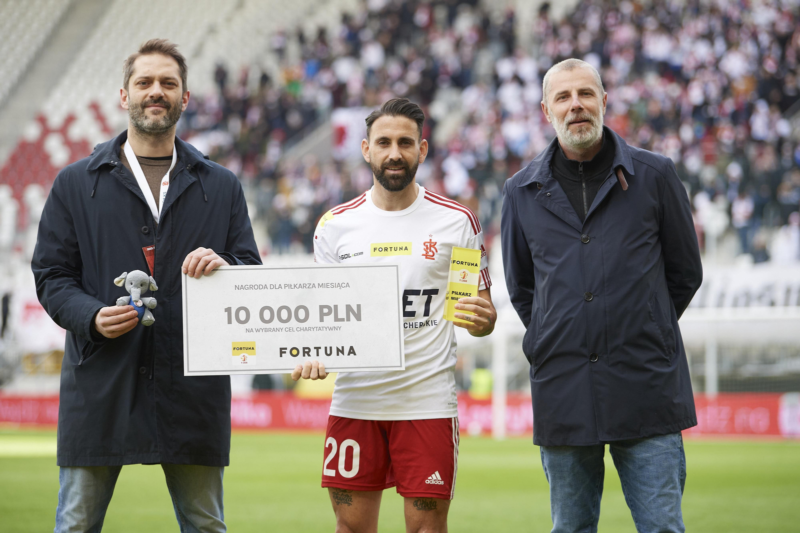 Pirulo recibe el premio y el cheque simbólico como mejor jugador de febrero
