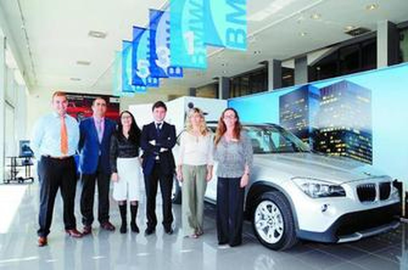 El equipo de ventas de Movijerez con el nuevo BMW X1 ayer en la concesión.