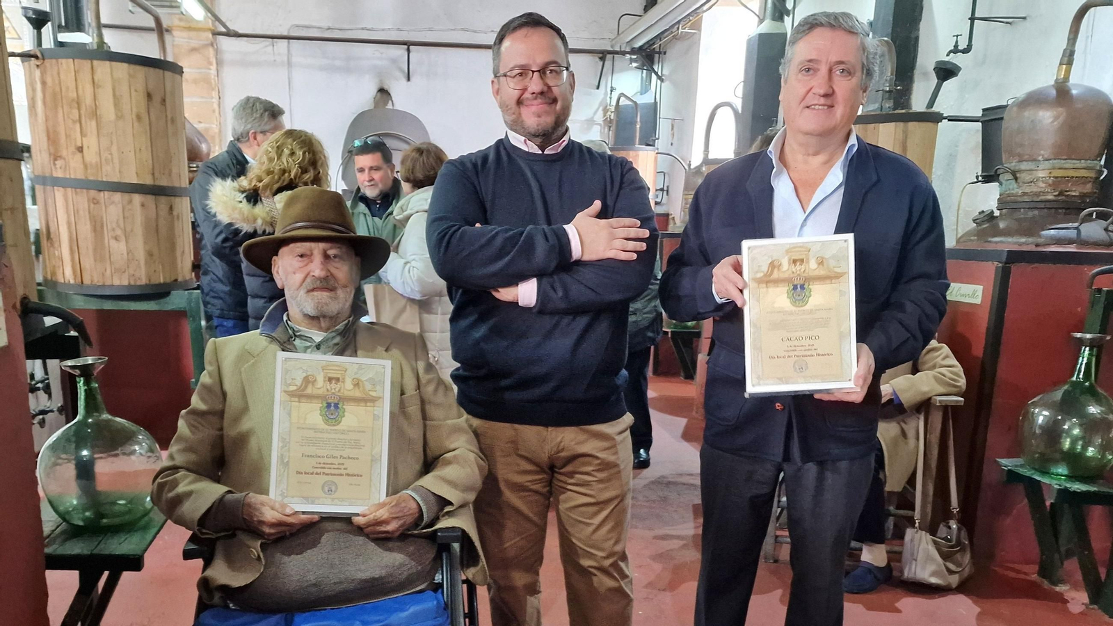 Enrique Iglesias, con los premiados y sus diplomas.