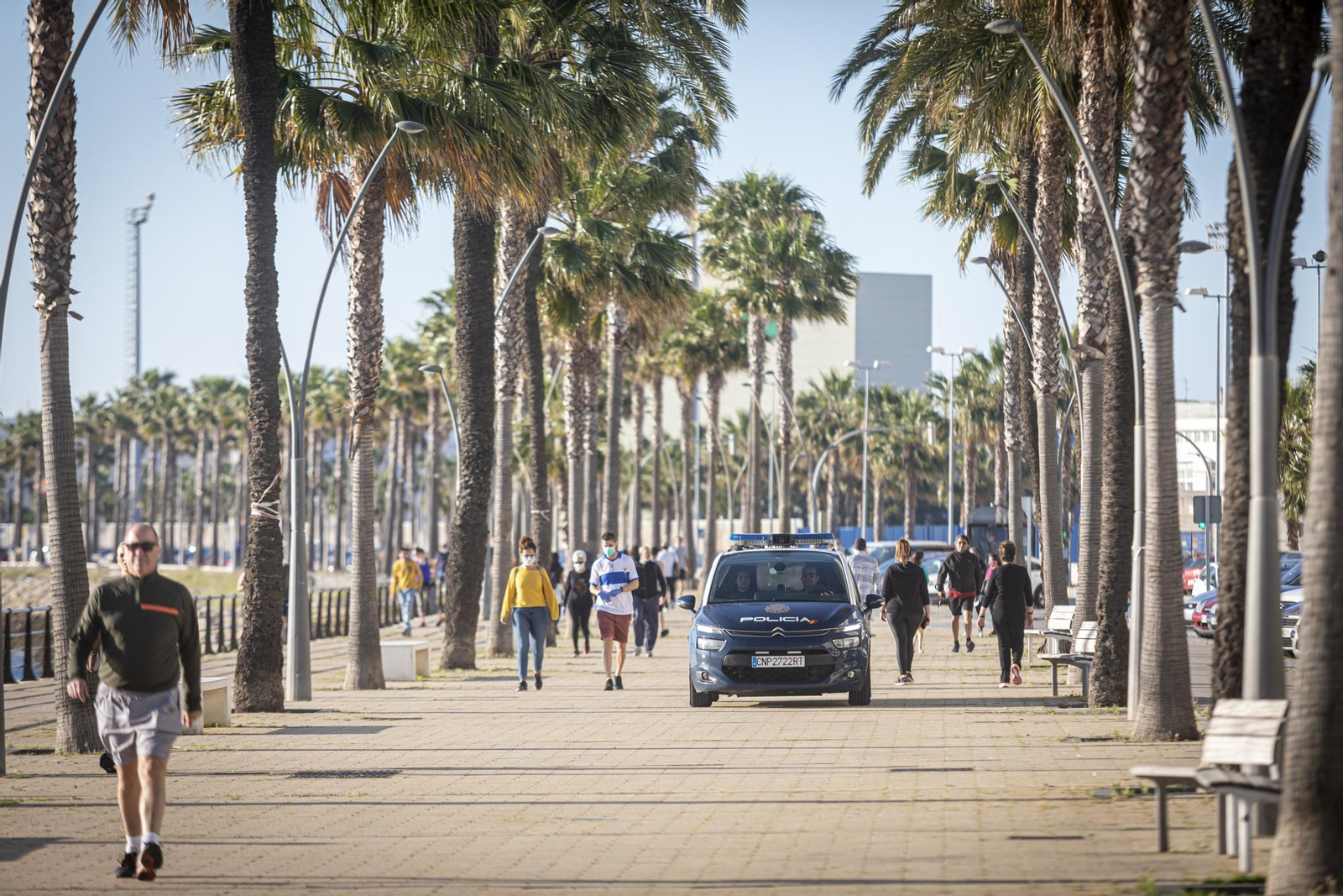 Desde bien temprano muchos gaditanos hacen deporte y pasean en la bahía
