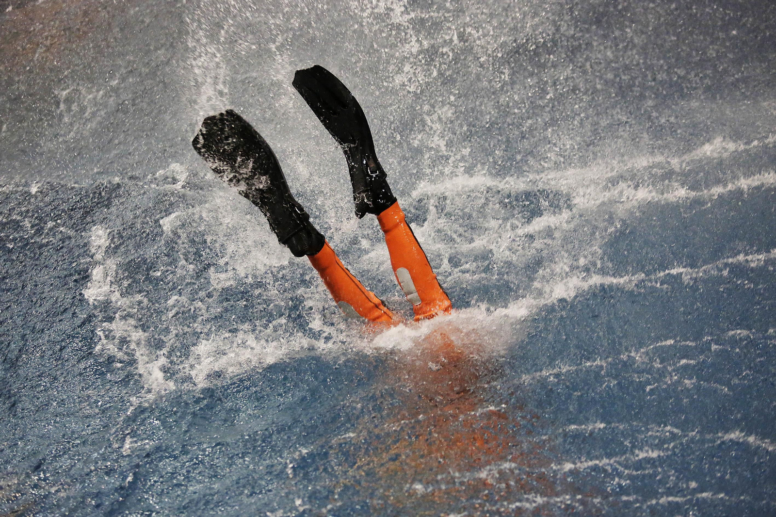 Una jornada de entrenamiento en el simulador de rescates en el mar de la Armada
