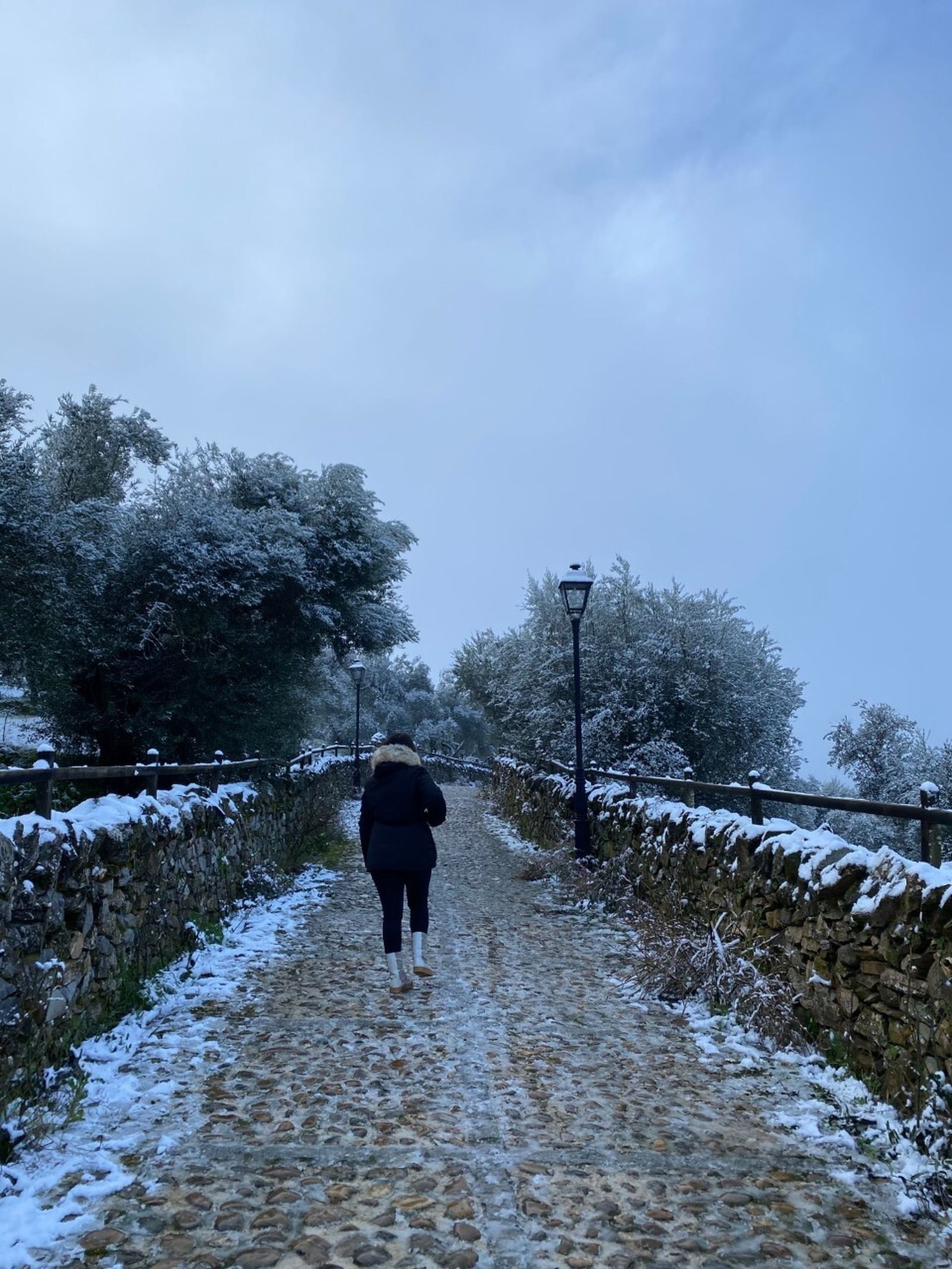 Una joven sube hacia el castillo de Alanís.