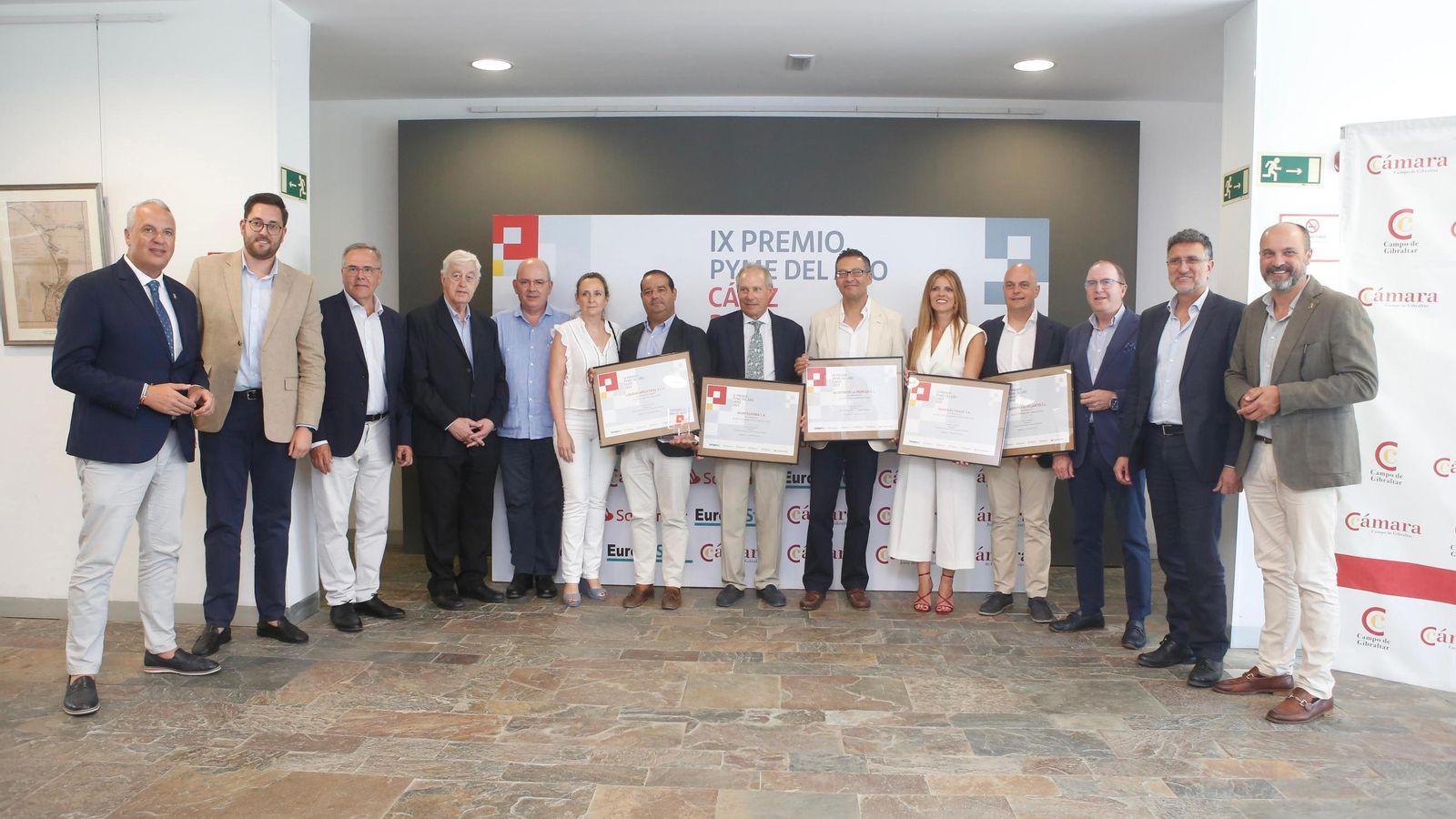 Foto de familia de los premiados, jurado y autoridades en la gala pyme del año Foto de familia de los premiados, jurado y autoridades en la gala pyme del año