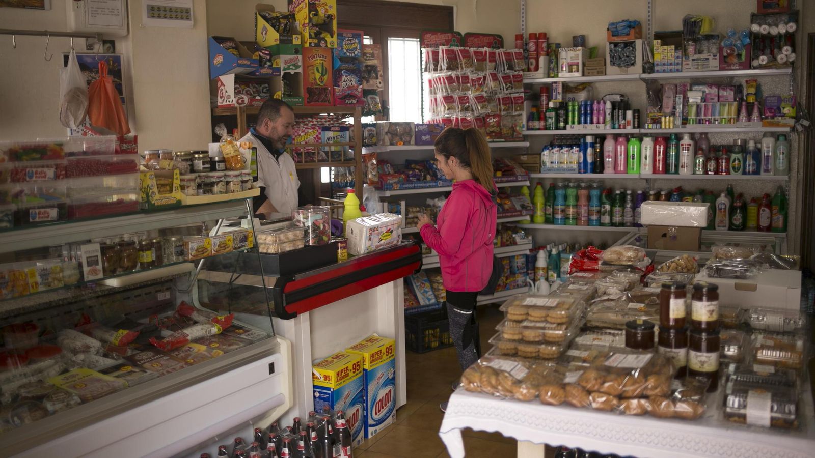 Comercios de Benaoján con aforos limitados y horarios restringidos para limitar contactos y salidas.