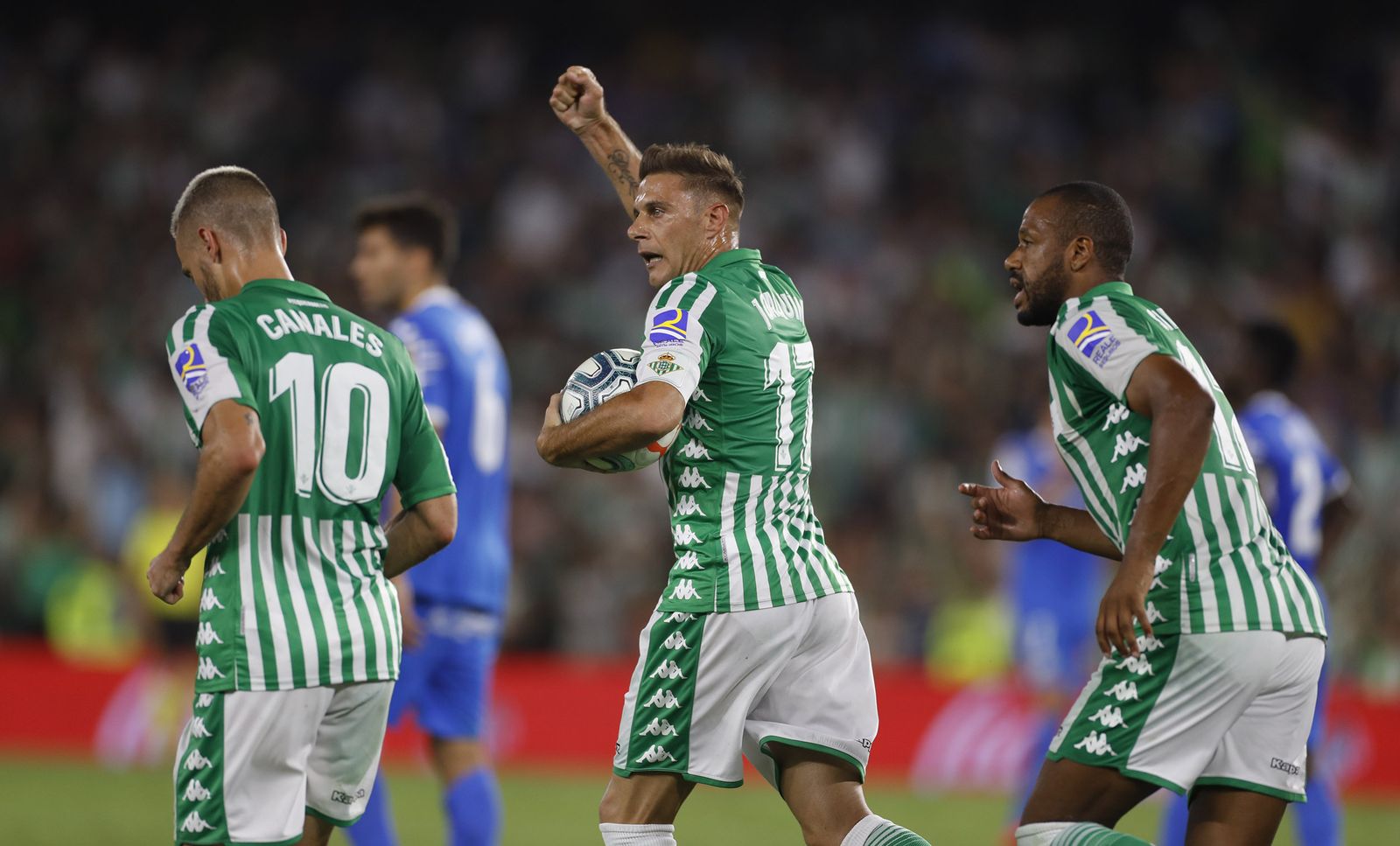 Joaquín, entre Canales y Sidnei, celebra el gol del empate.
