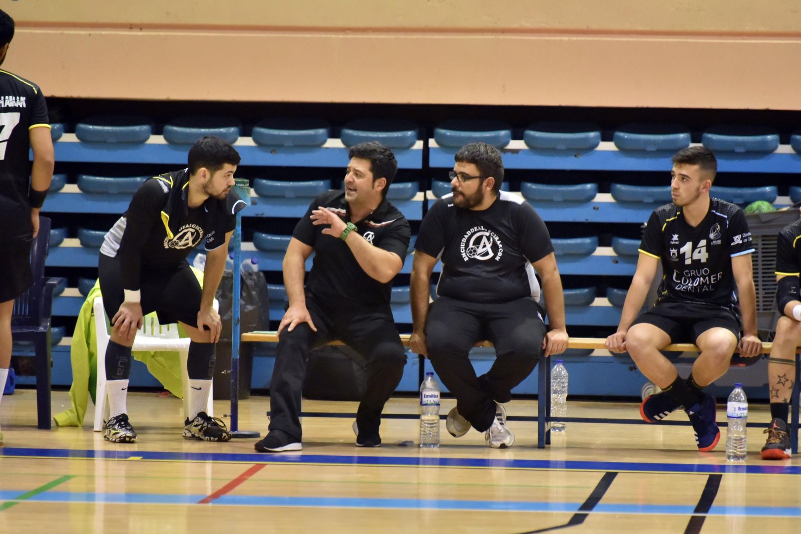 Chano charla con uno de sus jugadores durante un partido en casa.