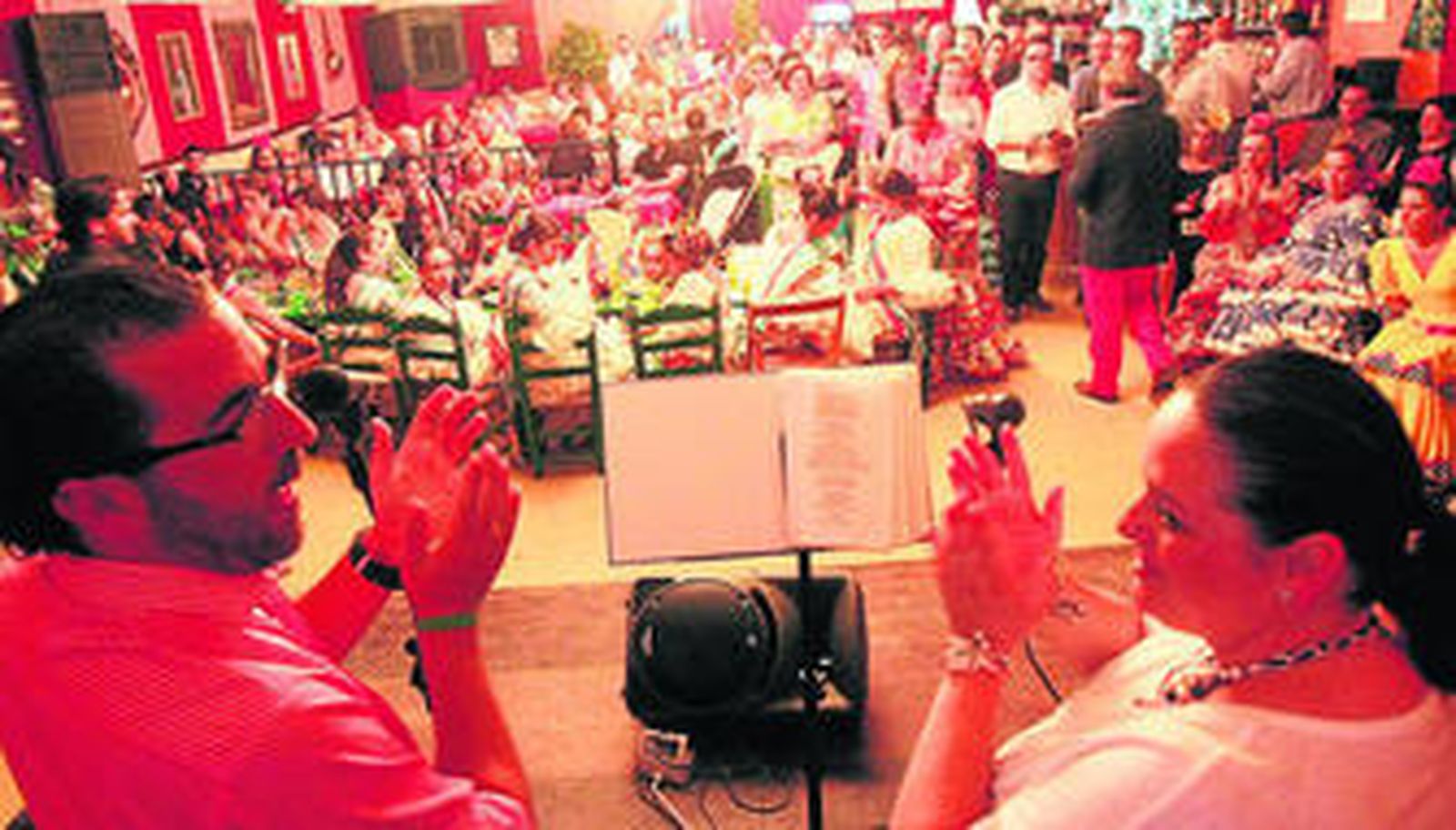 Una caseta llena de gente, durante una actuación en la madrugada del sábado.