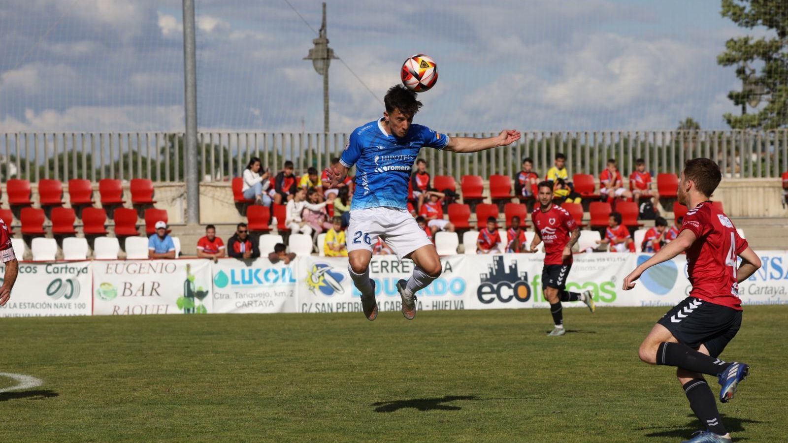 Pepe Rincón salta para rematar de cabeza.