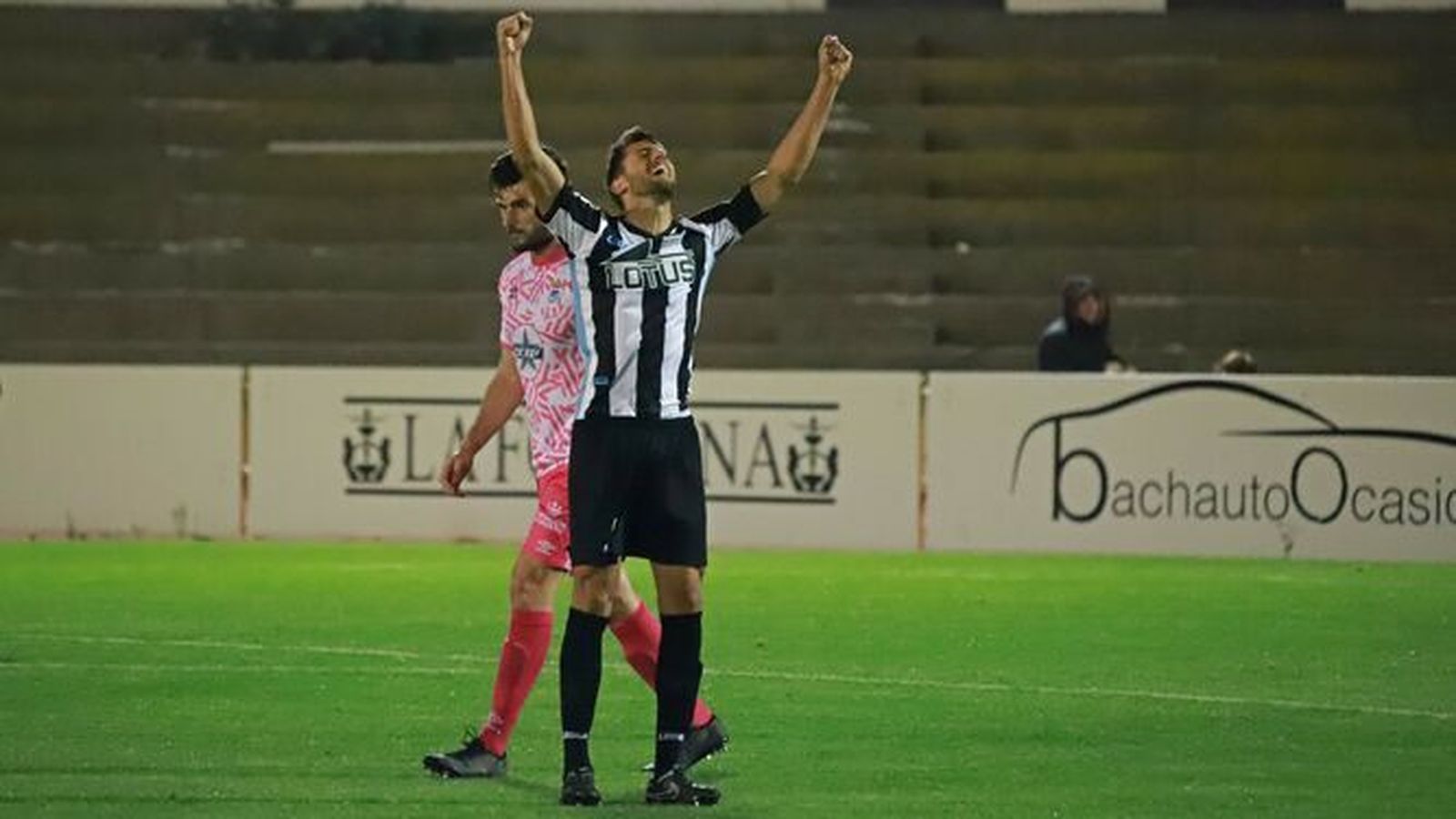 José Manuel Carrasco celebra el triunfo sobre el Badajoz de 2019
